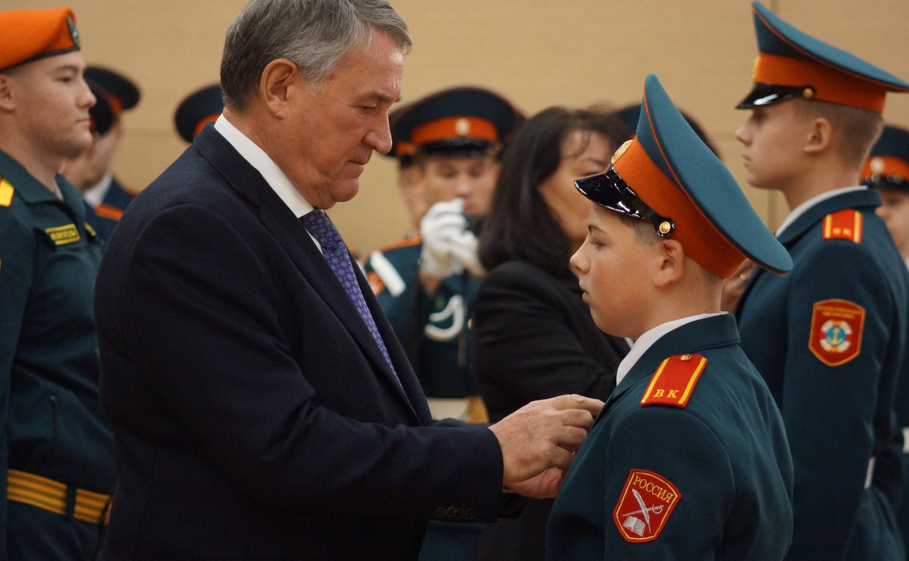 Заместитель Председателя СФ, представитель от законодательного (представительного) органа государственной власти Вологодской области Юрий Воробьев поздравил ребят с принятием в кадеты