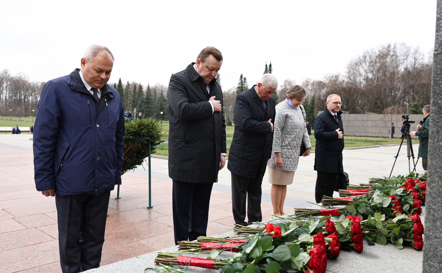 Делегации стран-участниц Межпарламентской Ассамблеи СНГ возложили венки и цветы к Монументу «Мать-Родина» на Пискаревском мемориальном кладбище, а также к памятным плитам государств на Аллее Памяти