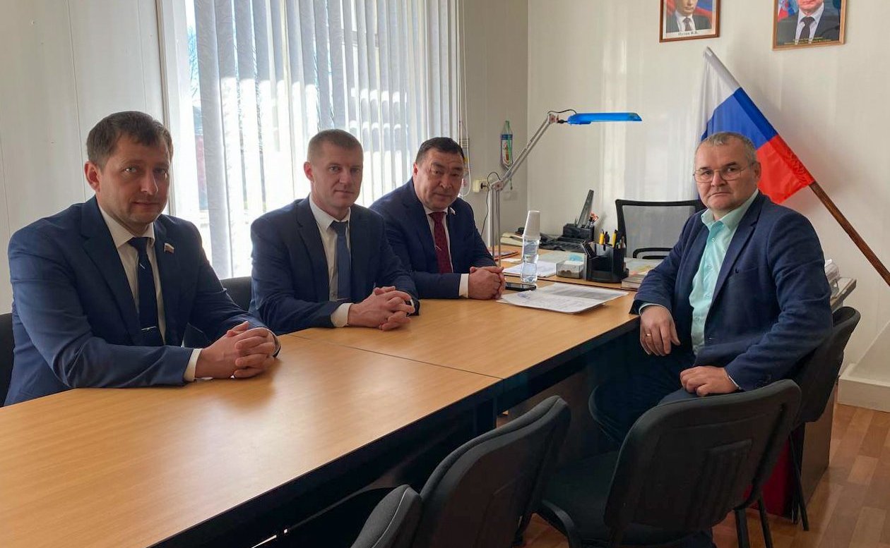 Александр Новьюхов встретился с жителями, главой района Русланом Александровым, депутатами представительного органа муниципального образования