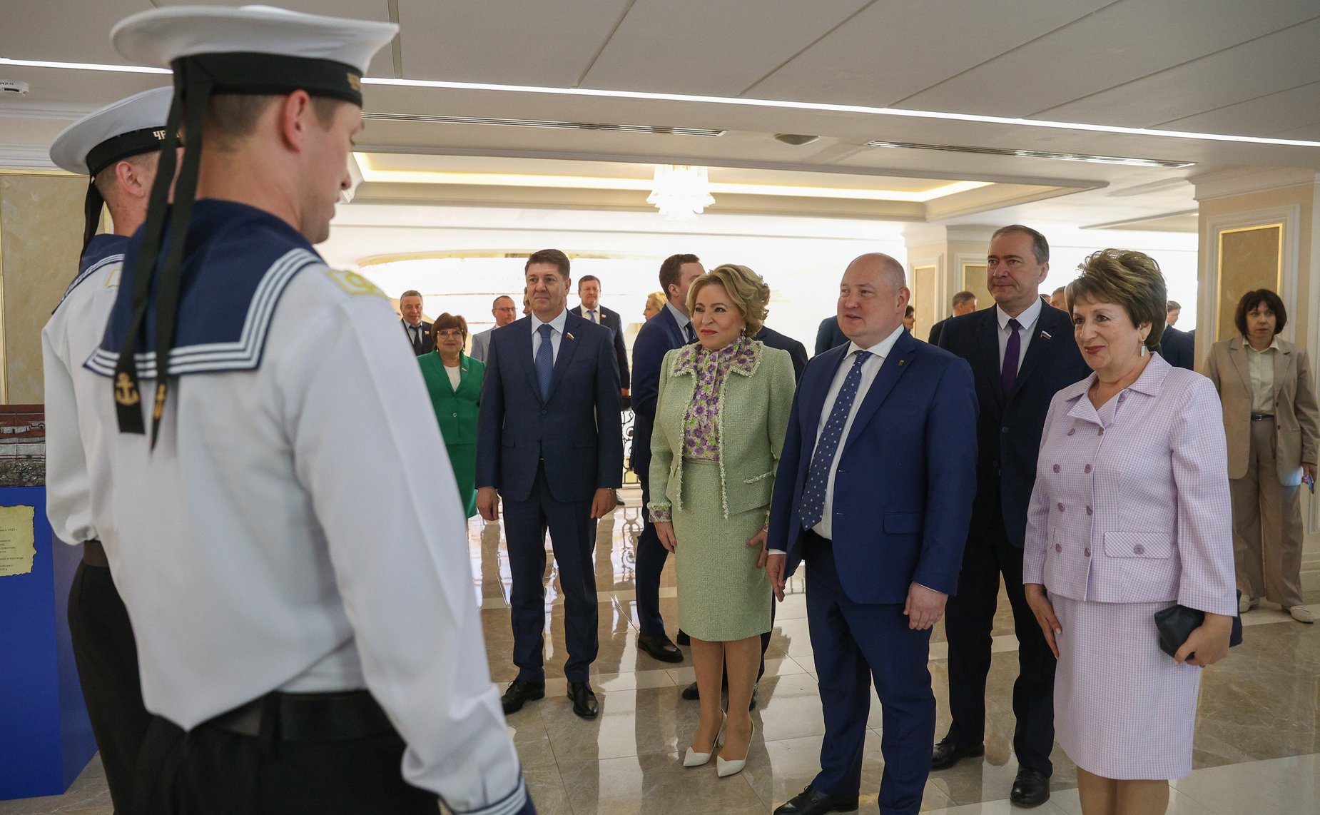 Валентина Матвиенко и Михаил Развожаев осмотрели выставку в Совете Федерации, посвященную легендарной истории и современному развитию города Севастополя