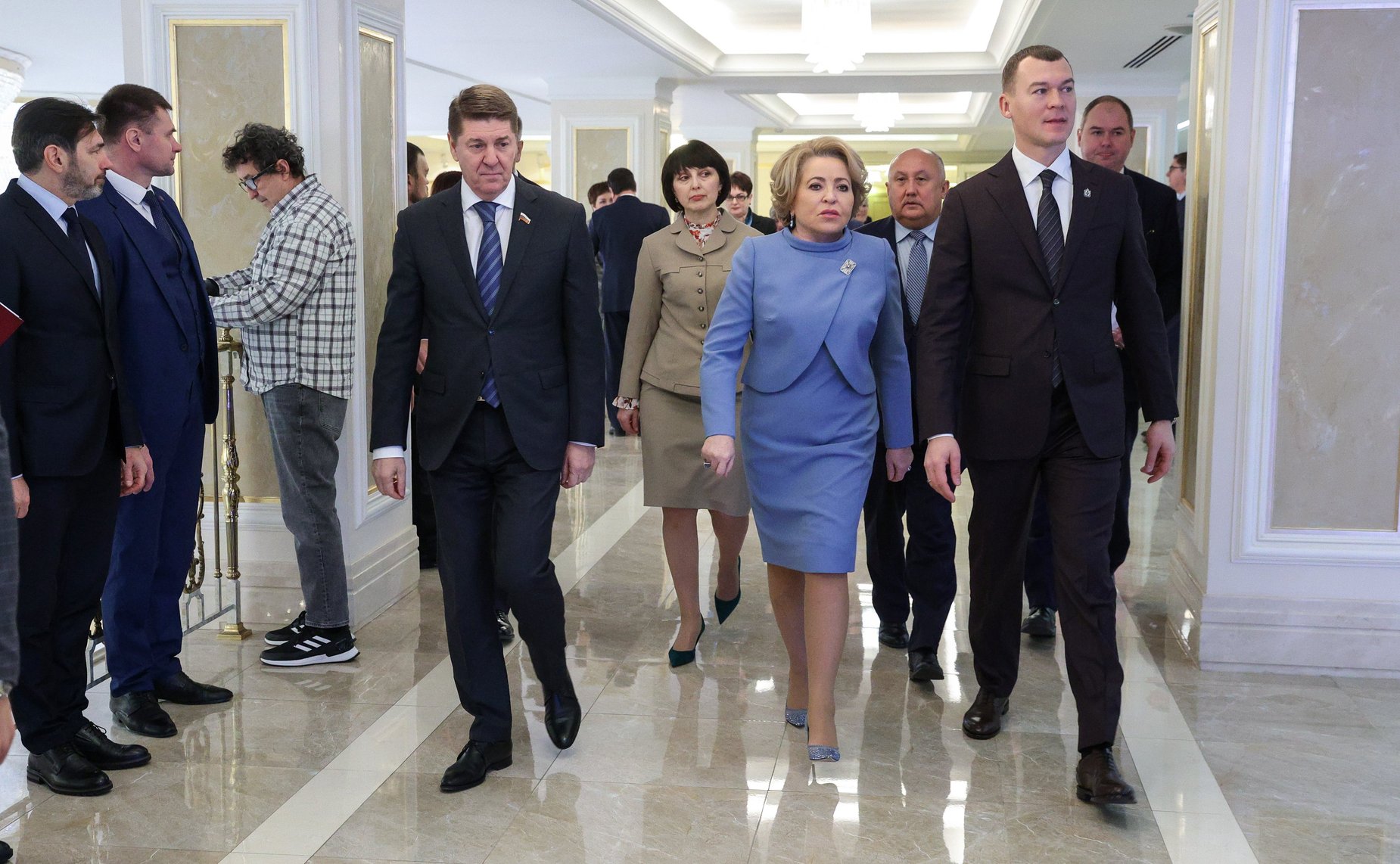 Валентина Матвиенко и Михаил Дегтярев осмотрели выставку, посвященную перспективным направлениям развития Хабаровского края