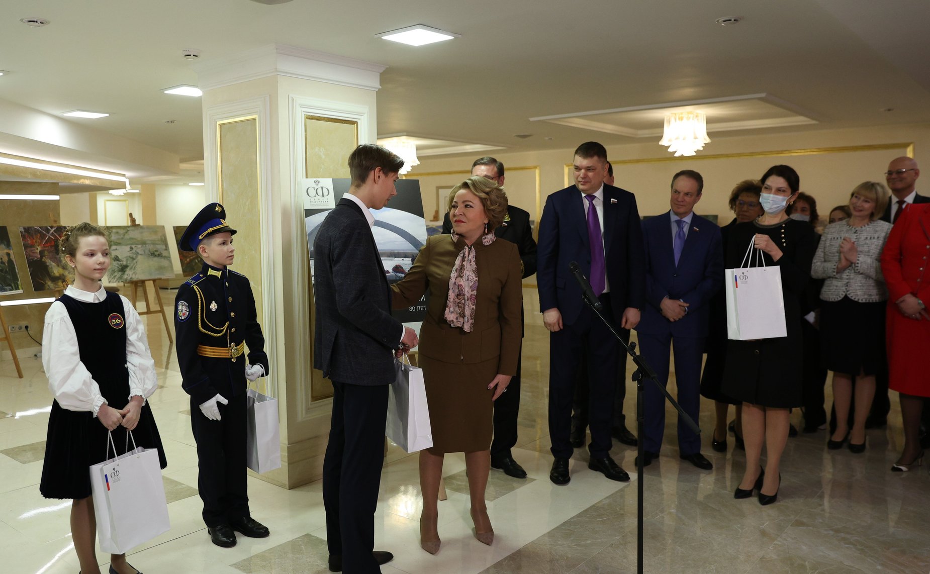 Валентина Матвиенко открыла выставку детского рисунка о легендарной полуторке, посвященной 80-летию «Дороги Жизни»