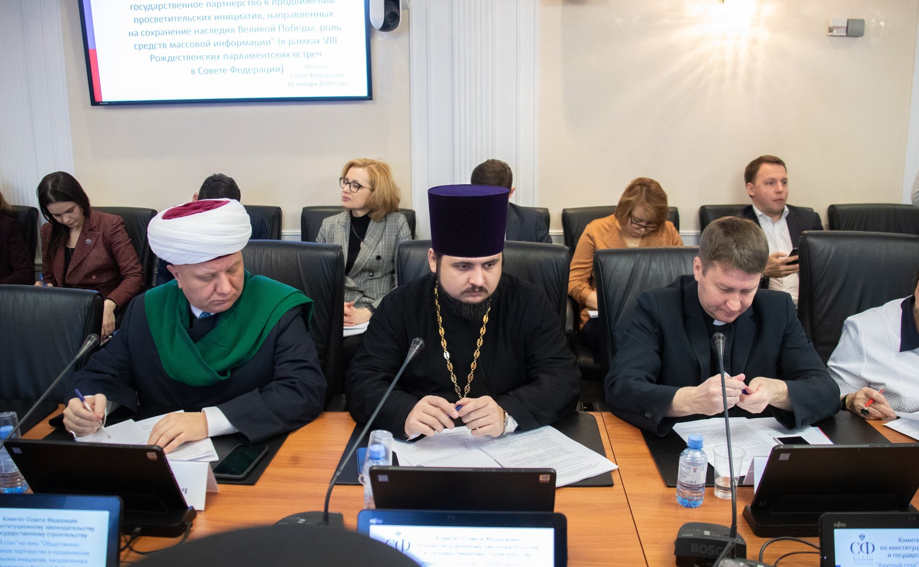 «Круглый стол» в рамках VIII Рождественских парламентских встреч в СФ. Общественное-государственное партнерство в продвижении просветительских инициатив, направленных на сохранение наследия Великой Победы: роль СМИ