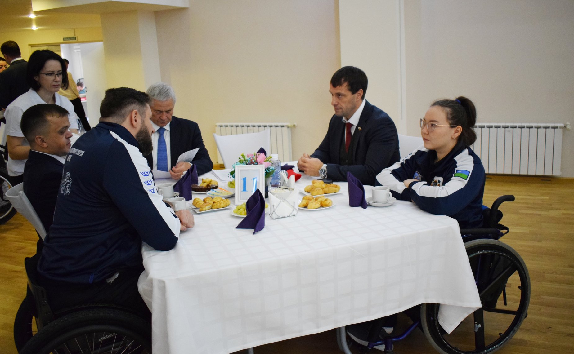 Эдуард Исаков принял участие в торжественных мероприятиях с чемпионами Летних Игр Паралимпийцев и открыл в регионе Международный инклюзивный турнир по жиму лежа «Кубок чемпионов»