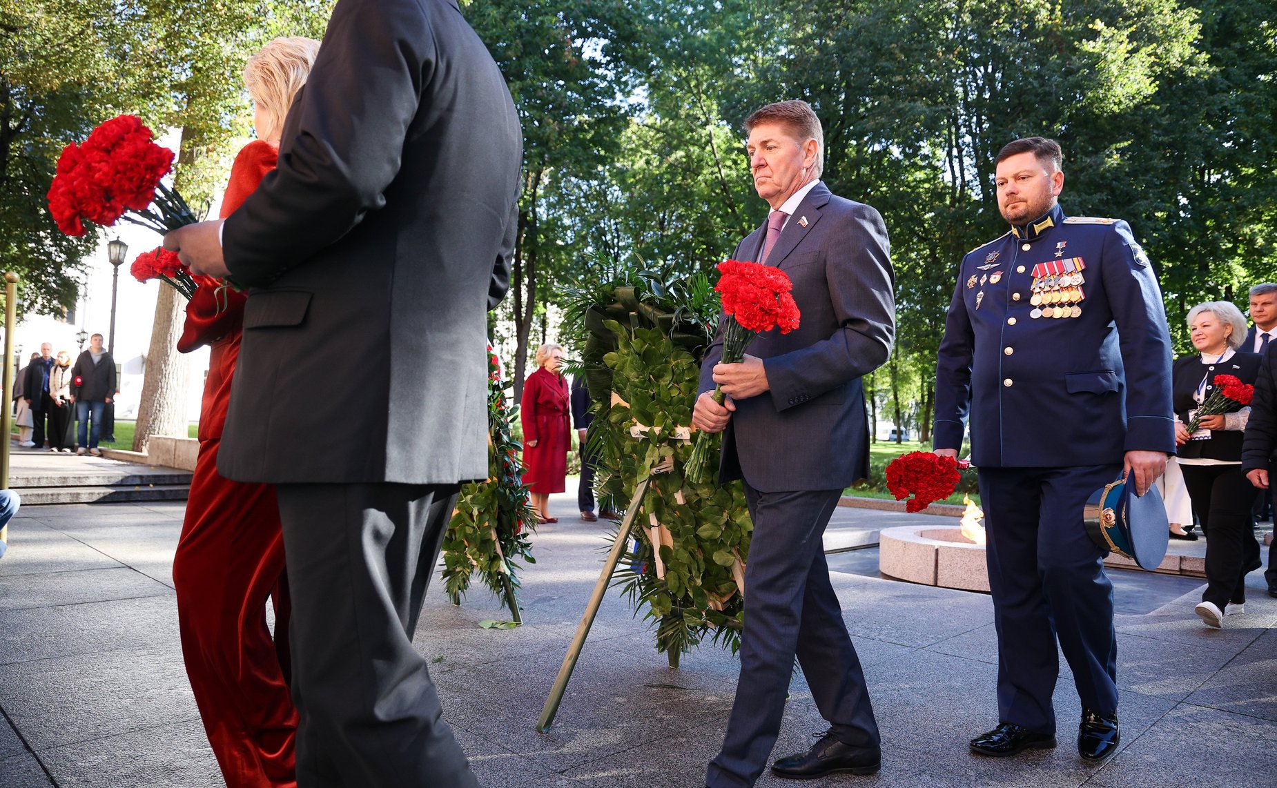 Председатель Совета Федерации Валентина Матвиенко и врио губернатора Новгородской области Александр Дронов возложили венки к Мемориалу «Вечный огонь славы»