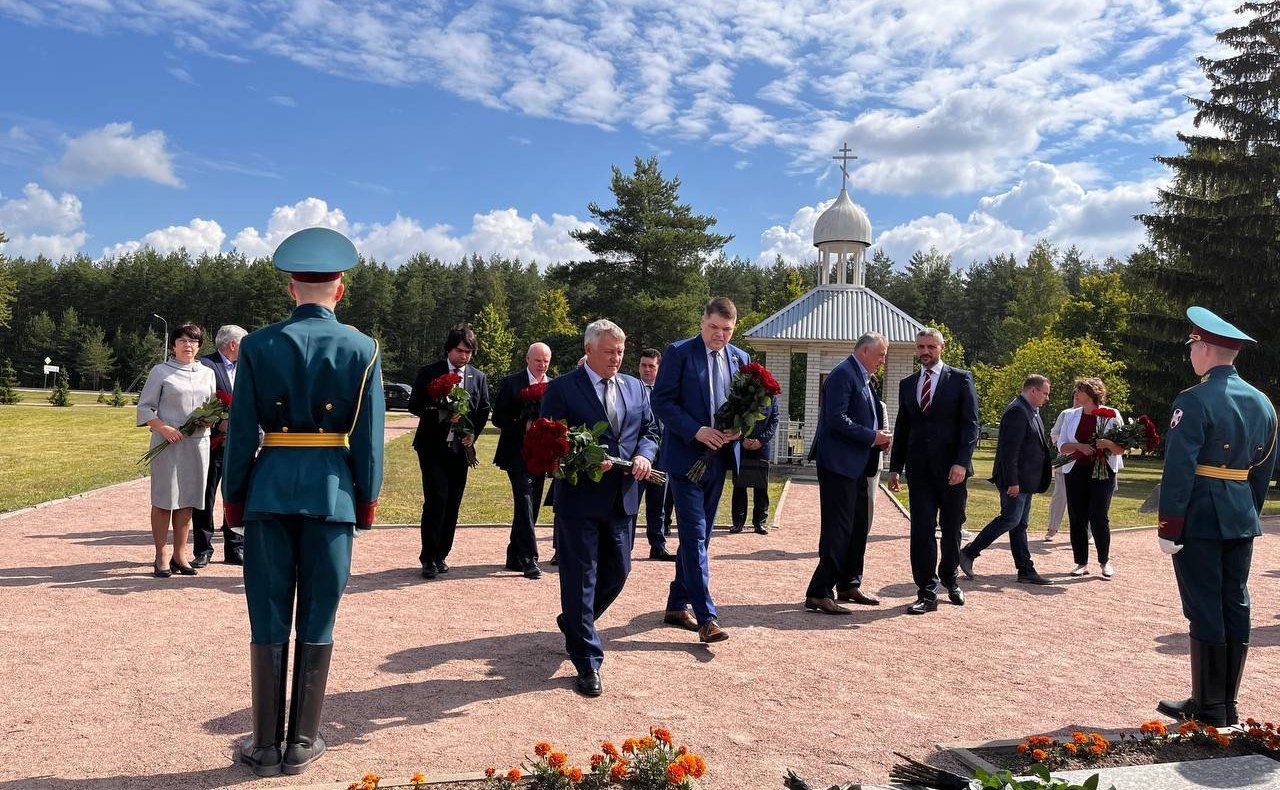 На Интернациональной Аллее Памяти мемориала «Невский пятачок» в Кировском районе Ленинградской области состоялась церемония открытия стелы, посвященной погибшим при прорыве блокады Ленинграда воинам из Забайкалья