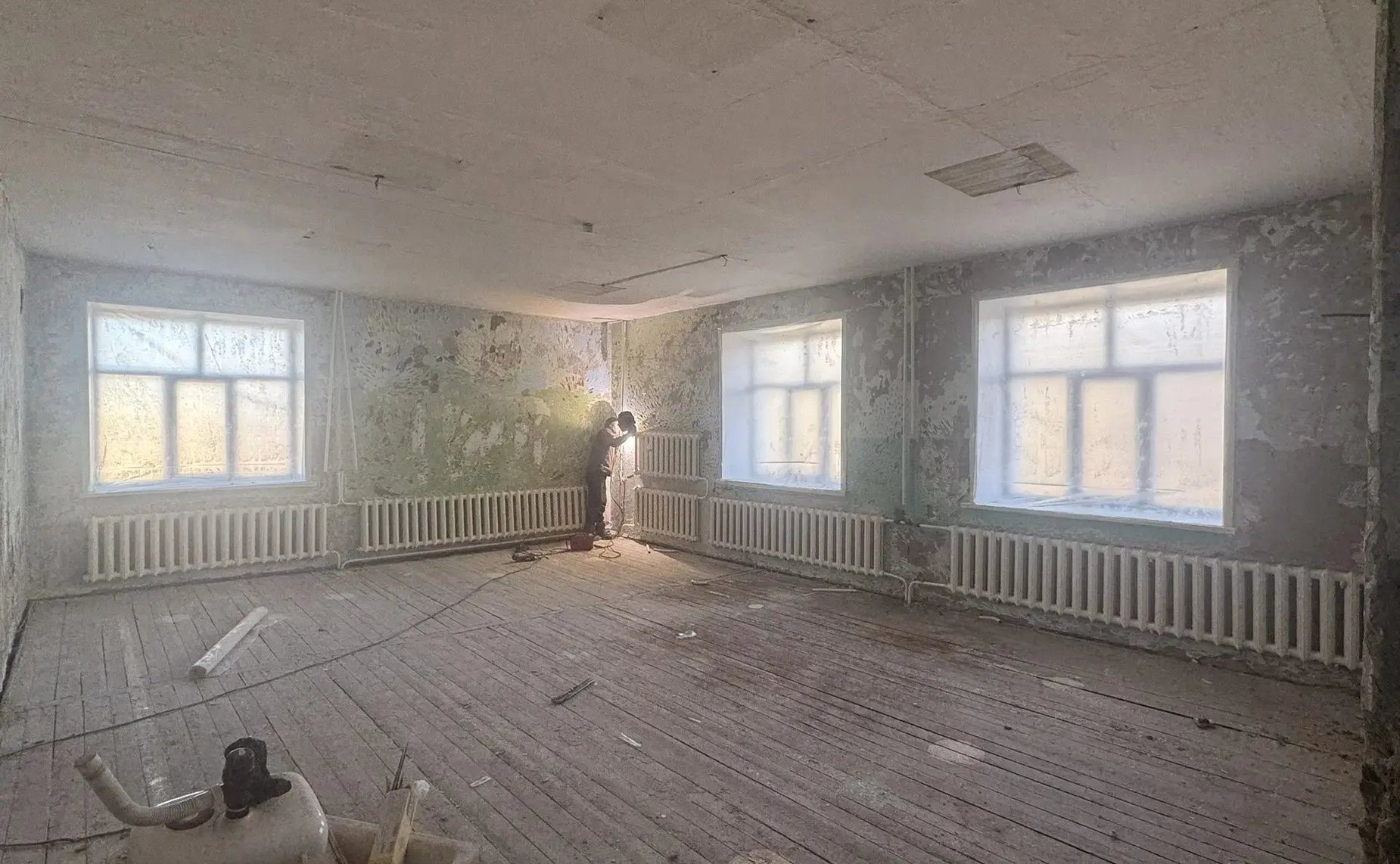 Сергей Михайлов проконтролировал ход строительства и ремонта в детском саду № 63 в поселке Чернышевск