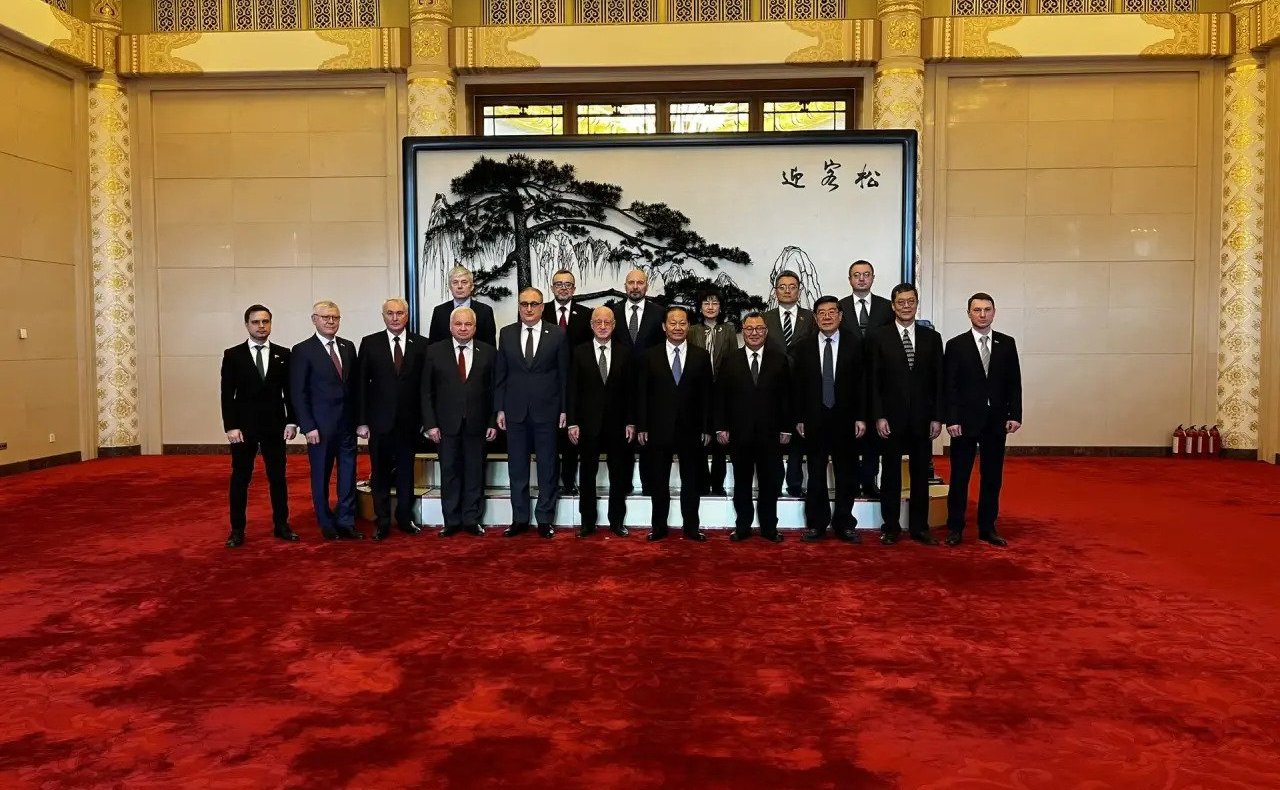 В рамках визита в КНР сенатор Андрей Денисов принял участие во встречах с китайскими специалистами в области образования, подготовки партийных кадров, политологами