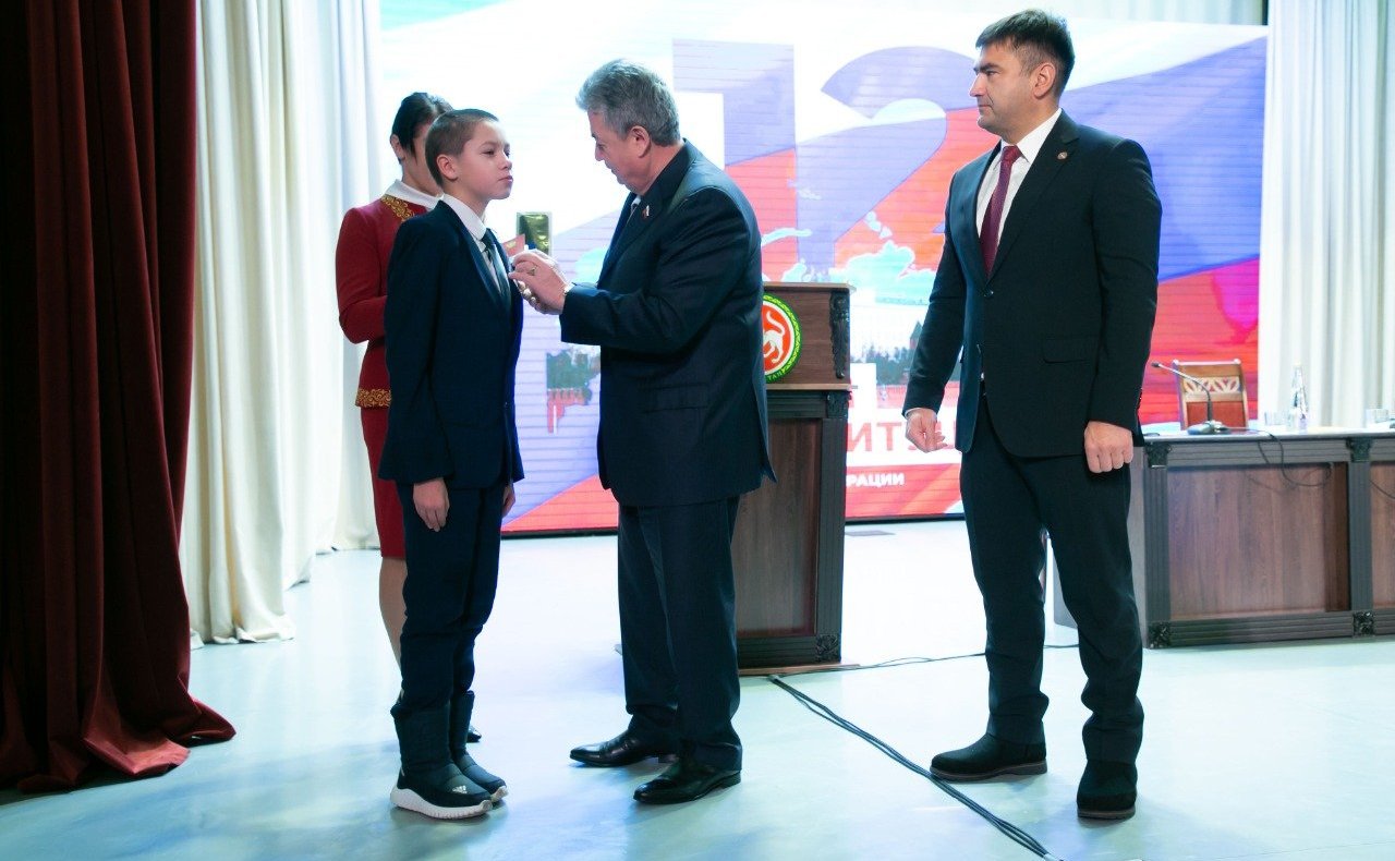 Геннадий Емельянов вручил медаль «За проявленное мужество» юному герою в Республике Татарстан