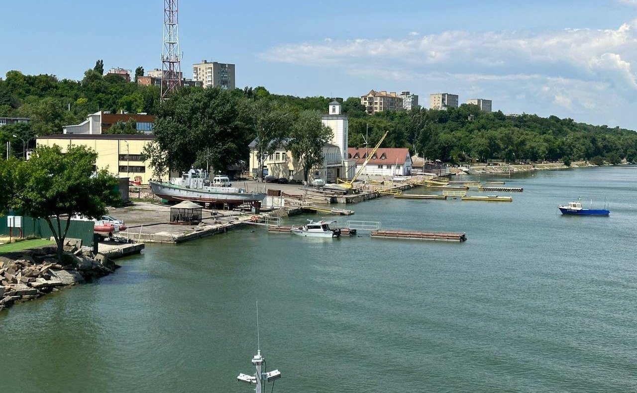 Плавучий причал в морском порту Таганрога принял первых пассажиров