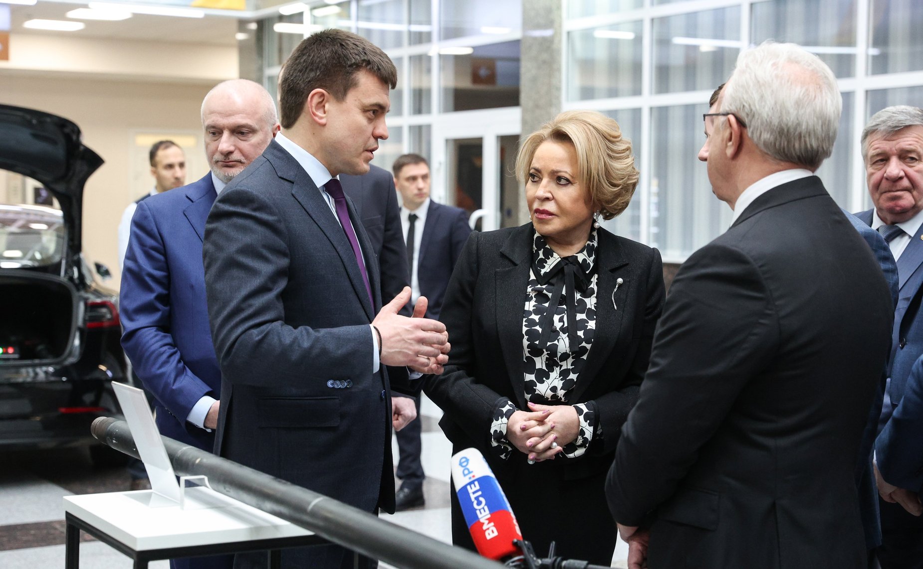 Валентина Матвиенко вместе с губернатором региона Михаилом Котюковым посетила подразделения Сибирского федерального университета