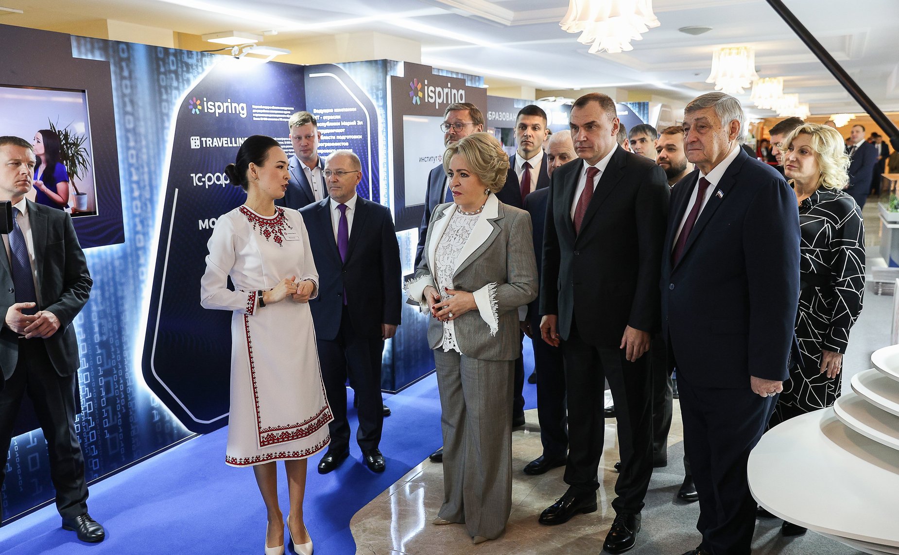 Валентина Матвиенко и Юрий Зайцев осмотрели выставку, посвященную культуре, истории и перспективным направлениям развития Республики Марий Эл