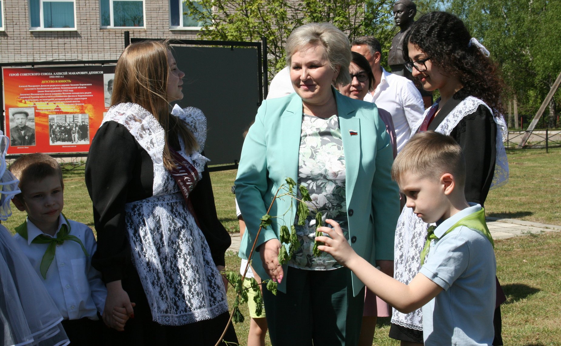 Елена Писарева в ходе рабочей поездки в Хвойнинский округ Новгородской области приняла участие в высадке саженцев на Аллее памяти героев Отечества