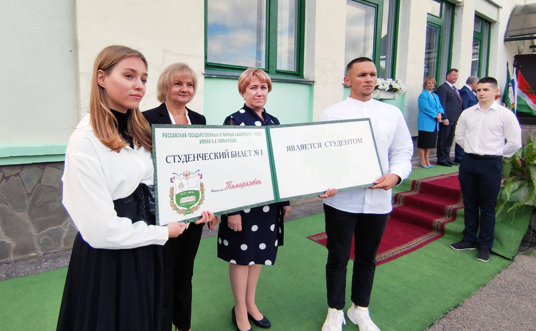 В День знаний Анатолий Артамонов поздравил школьников и студентов Калужской области