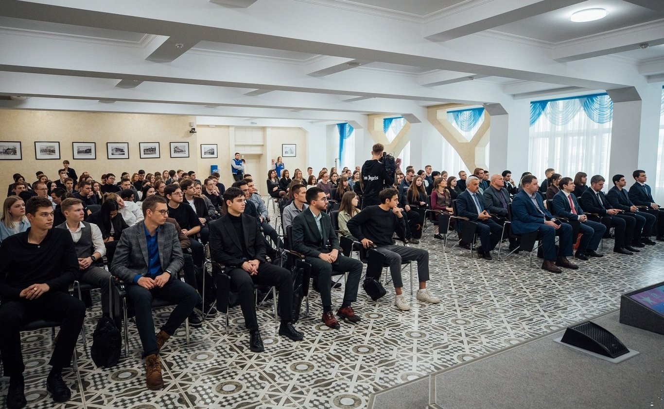 Андрей Денисов выступил перед студентами вузов Саратовской области