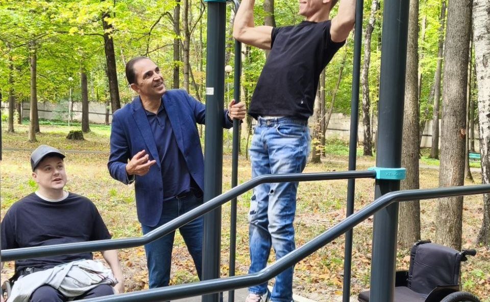 Андрей Хапочкин выступил инициатором проекта создания инклюзивной спортивной площадки для раненых бойцов, проходящих лечение в госпитале им. Н. Н. Бурденко