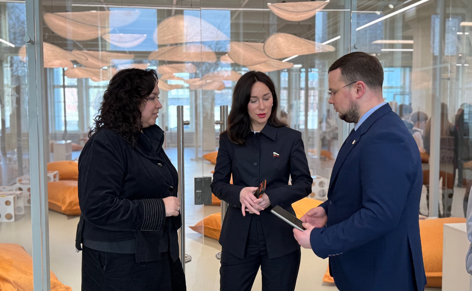 Елена Дягилева поздравила с открытием команду и обучающихся первого за полярным кругом Центра научно-технологического творчества «Родина», открытого в Мурманске