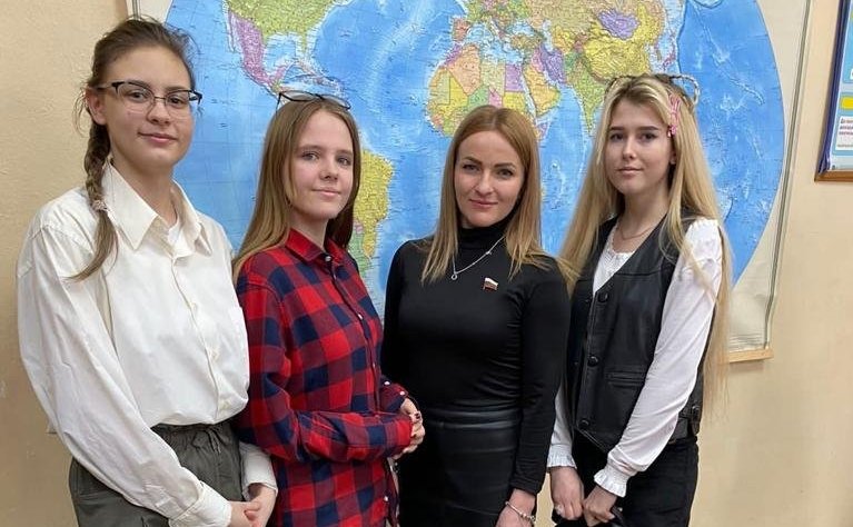 Ирина Кожанова встретилась с руководством и студентами дистанционного университета-колледжа «УМНЕЙ» и ответила на вопросы студентов