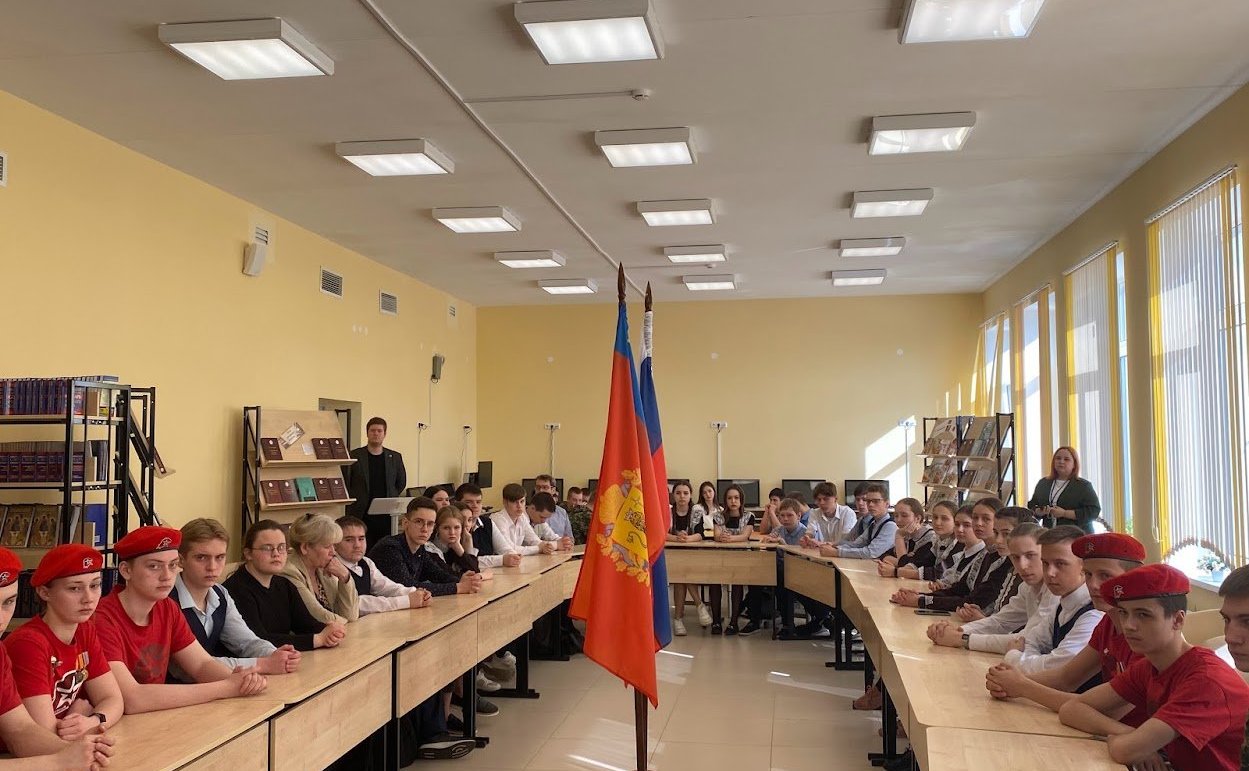 Ольга Хохлова в школе №1 города Собинка пообщалась с учениками средних и старших классов