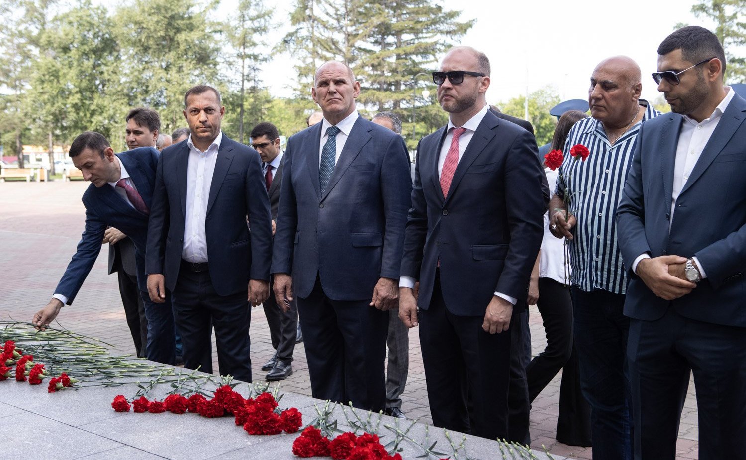 Члены парламентских делегаций России и Армении приняли участие в церемонии возложения цветов к Вечному огню на мемориале Победы