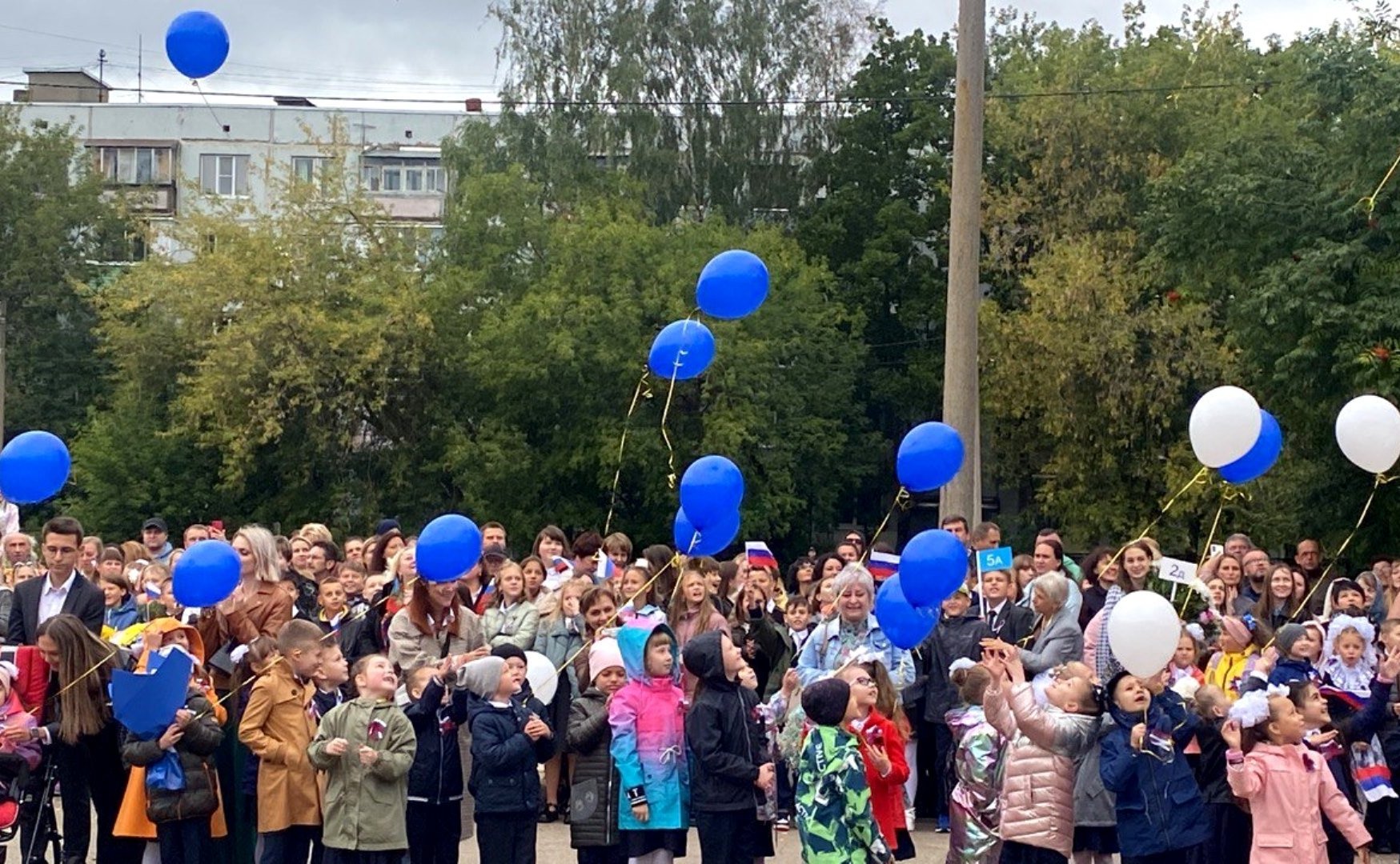 Заместитель Председателя Совета Федерации Николай Журавлев посетил Караваевскую среднюю школу Костромского района и поздравил всех педагогов и школьников с Днем знаний и началом нового учебного года