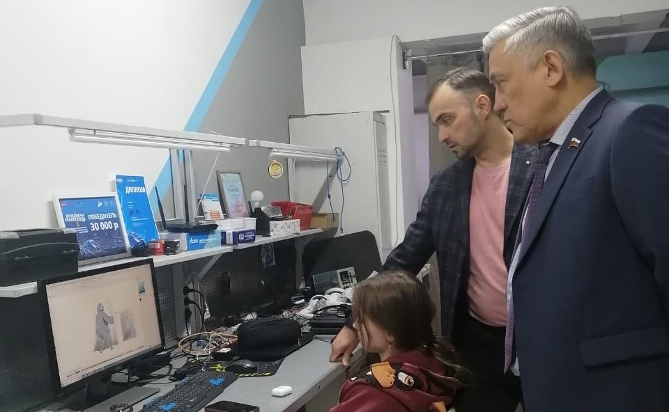 Юрий Валяев в рамках работы на региональной неделе посетил «Детский технопарк «Кванториум»