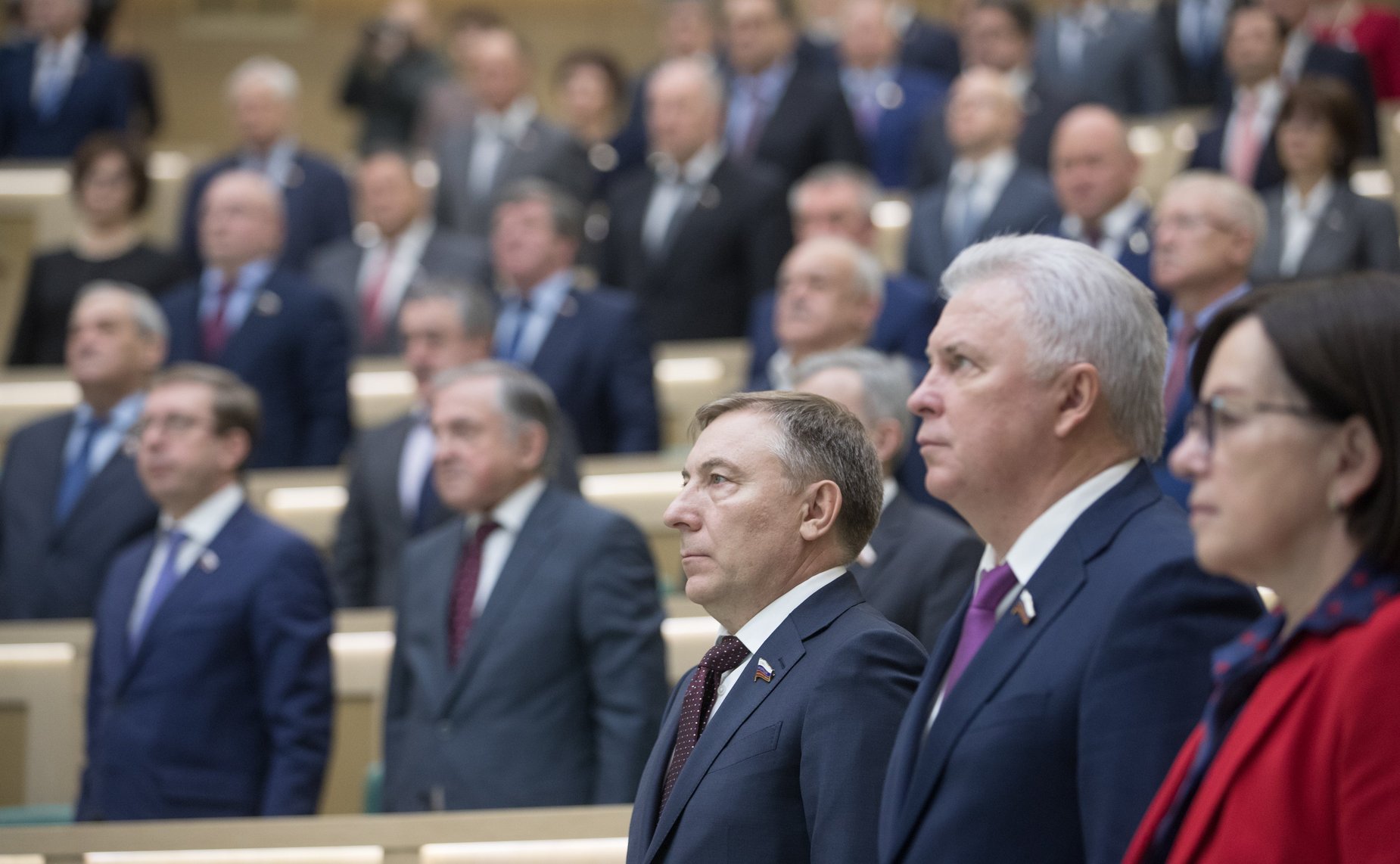 Сенаторы исполняют гимн России перед началом 425-го заседания Совета Федерации