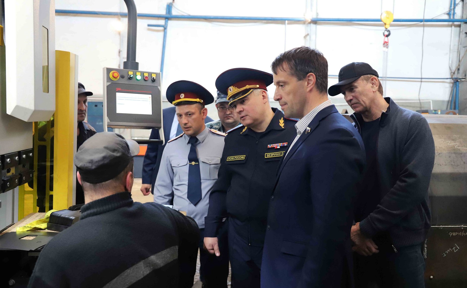 Эдуард Исаков осмотрел производственные и жилые помещения исправительной колонии строгого режима №15 в городе Батайске