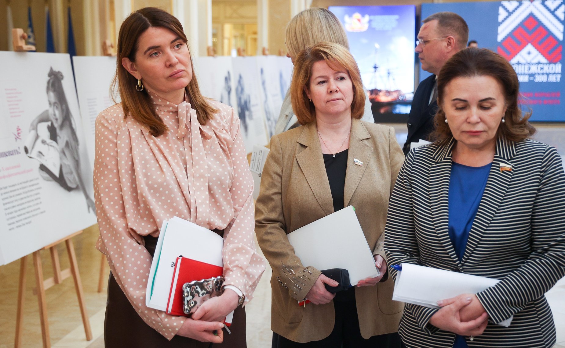 В рамках Дней Воронежской области в Совете Федерации сенаторы РФ приняли участие в осмотре фотовыставки, посвященной редким (орфанным) заболеваниям «В России важен каждый»