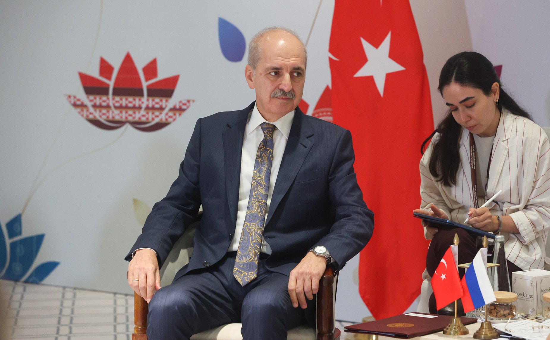 Председатель Совета Федерации Валентина Матвиенко «на полях» девятого Саммита спикеров парламентов стран «Группы двадцати» в Нью-Дели встретилась с Председателем Великого национального собрания Турции Нуманом Куртулмушем