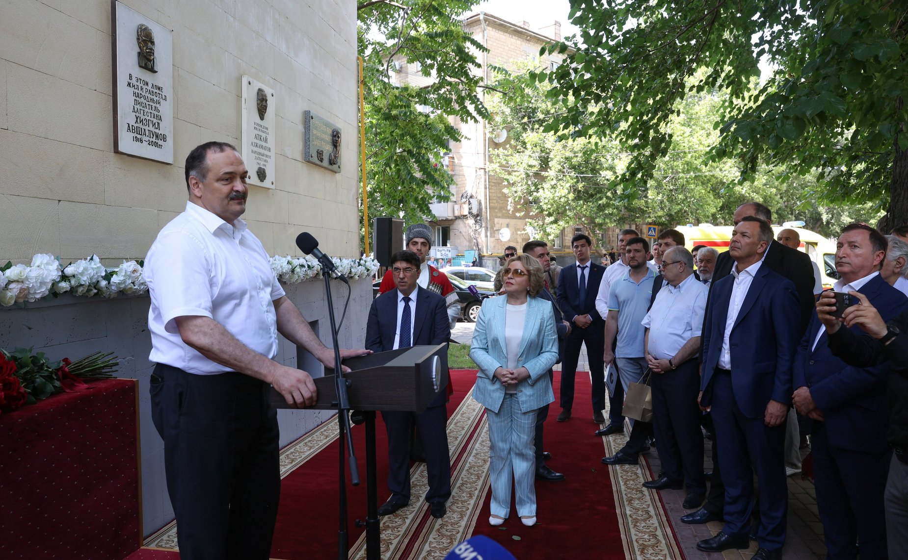 Открытие мемориальной доски и возложение цветов к памятнику Фазу Алиевой