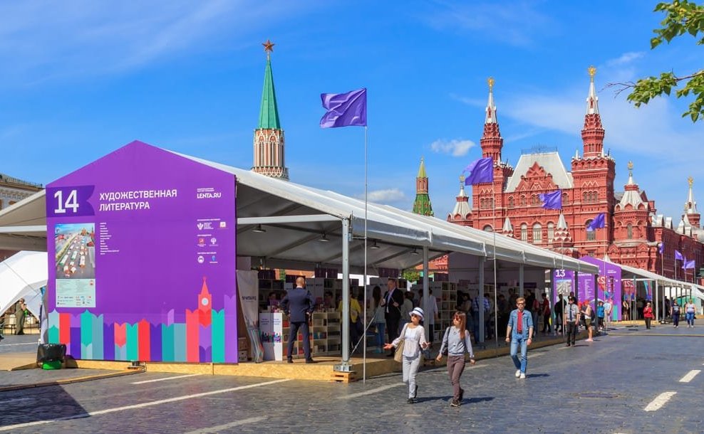 На книжном фестивале «Красная площадь»–2021 Екатерина Алтабаева представила монографию по истории Севастополя