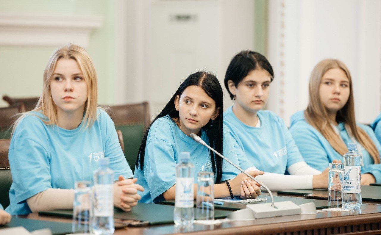 Владимир Кравченко встретился со школьниками, прибывшими в Томск из Луганской Народной Республики