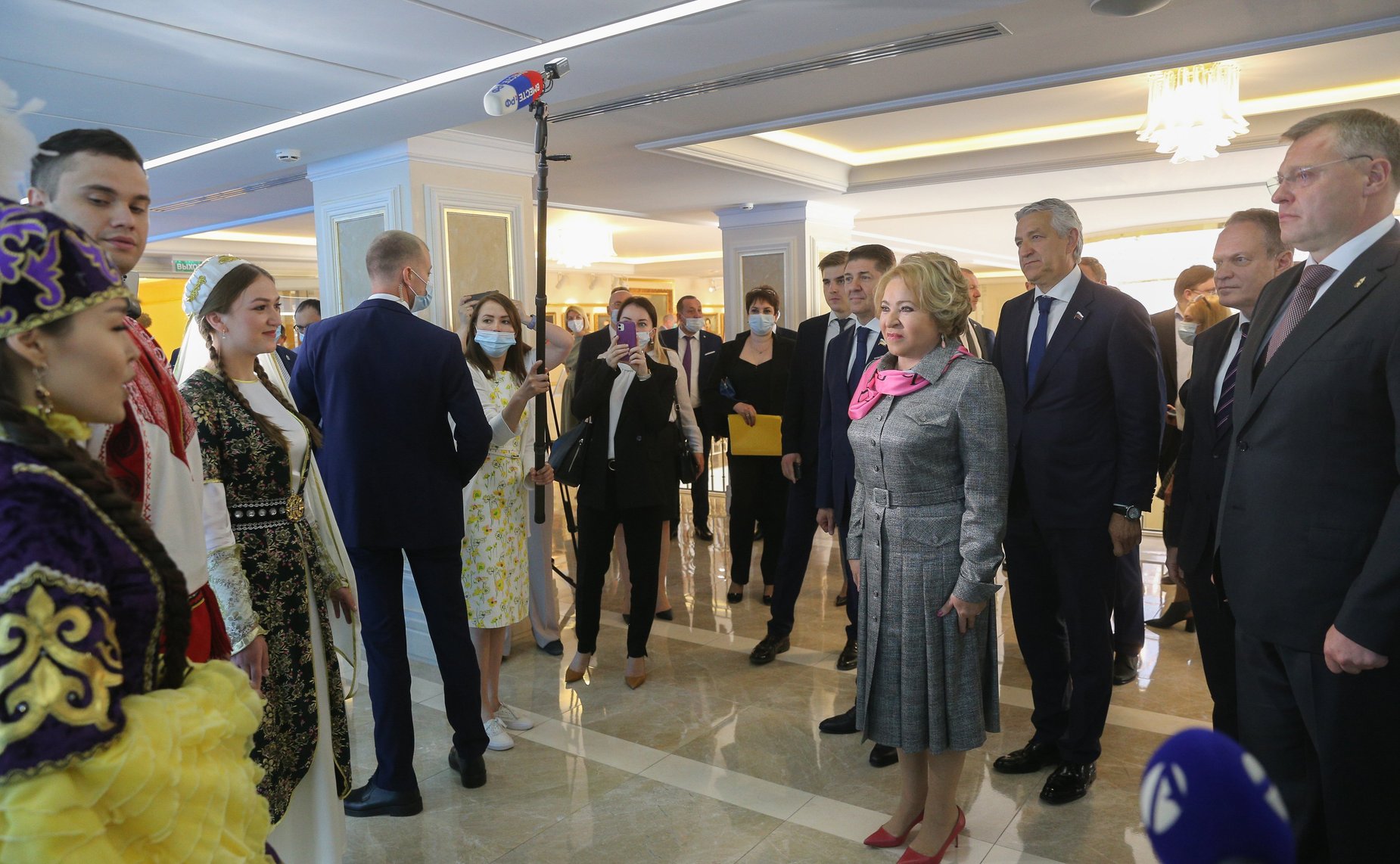 Валентина Матвиенко вместе с руководителями региона также осмотрела развернутую в верхней палате выставку, посвященную социально-экономическому развитию Астраханской области