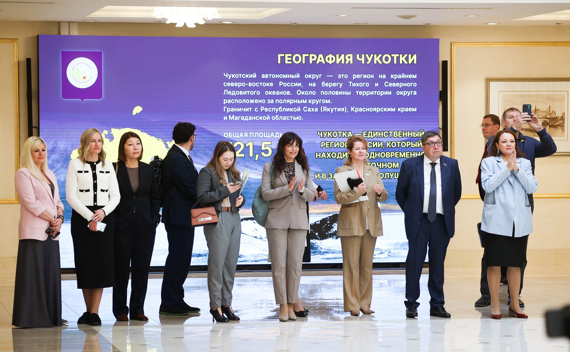 Валентина Матвиенко и Владислав Кузнецов осмотрели выставку, развернутую в Совете Федерации, которая посвящена истории, современности и перспективам развития Чукотского автономного округа