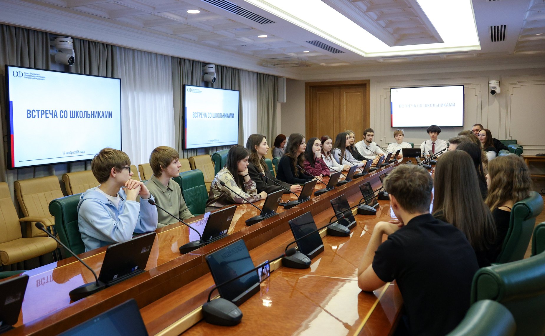 Наталья Комарова провела встречу с учащимися 10–11 класса