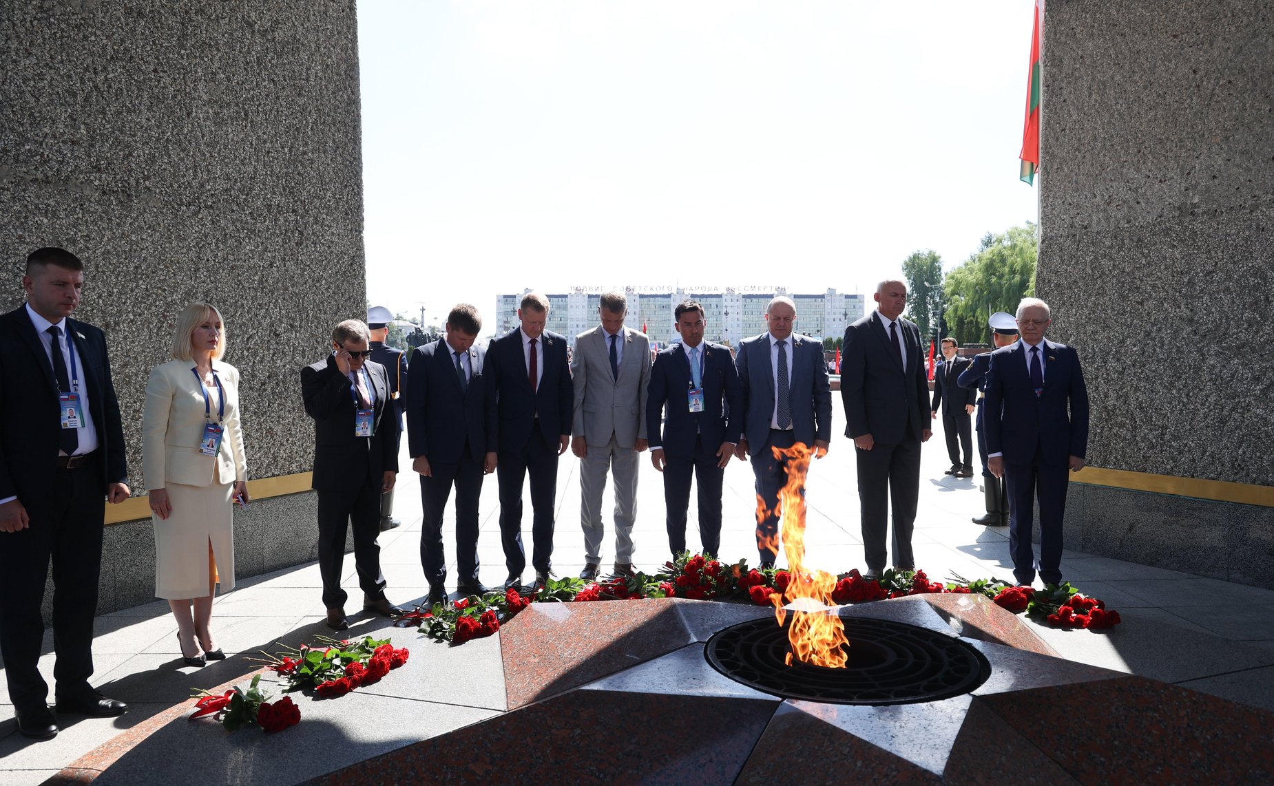 Торжественная церемония возложения цветов членами официальных делегаций Совета Республики и Совета Федерации к Вечному огню у монумента «Три штыка»