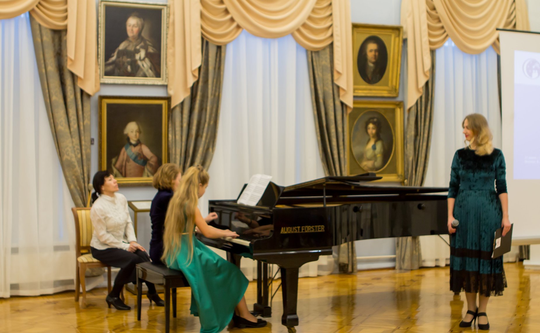 В Музее Изобразительных искусств, где проходила торжественная церемония награжденияпобедителей Всероссийской детской творческой школы-конкурса «Портрет твоего края»