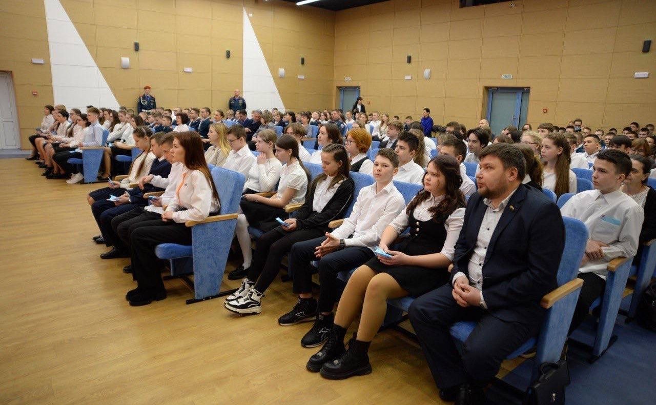 Юрий Воробьев в Образовательном центре – кадетской школе «Корабелы Прионежья» принял участие во встрече с участниками Российского движения детей и молодежи «Движение Первых»!