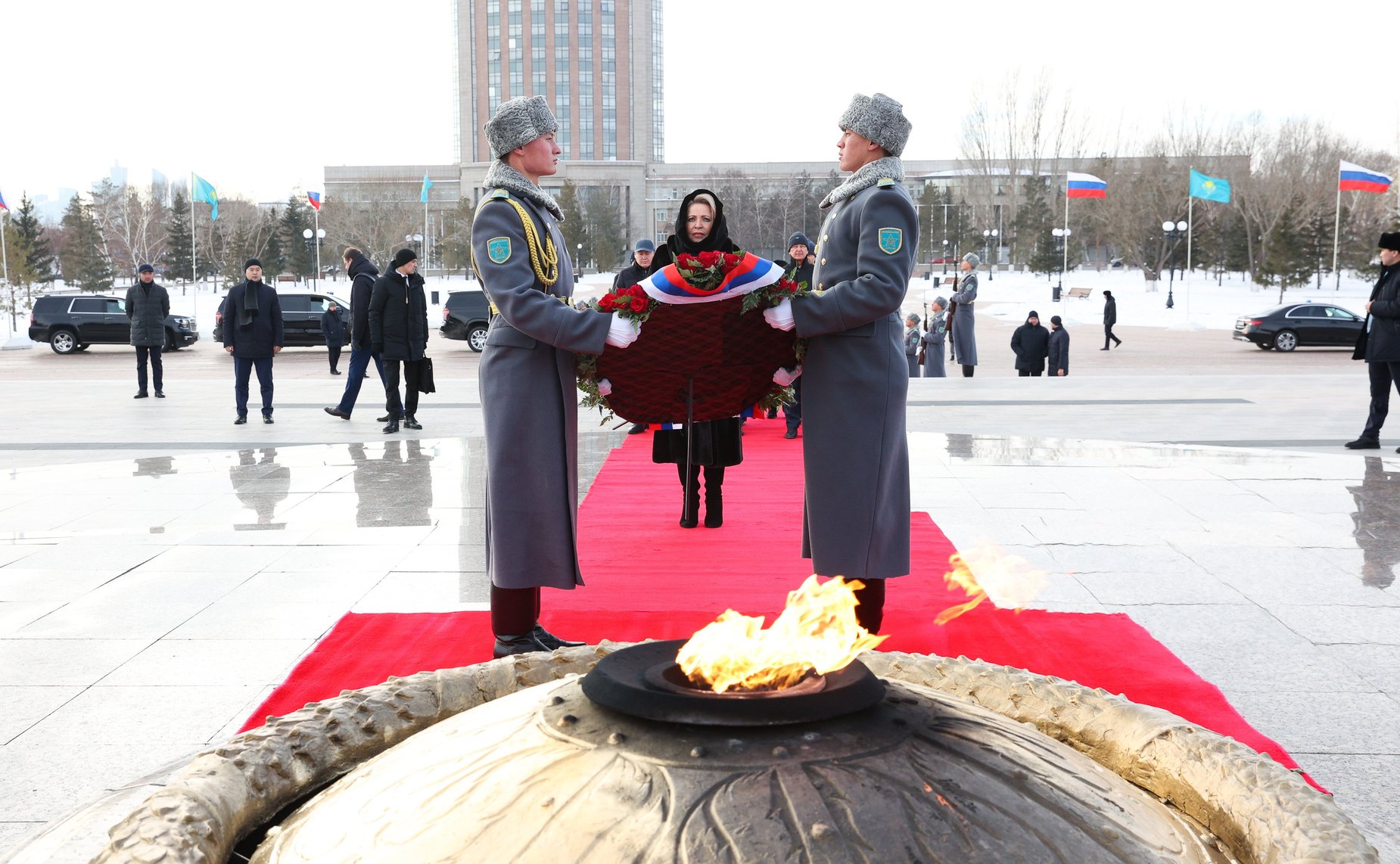Церемония возложения венка к Монументу защитникам Отечества. Официальный визит делегации Совета Федерации во главе с Председателем СФ Валентиной Матвиенко в Республику Казахстан
