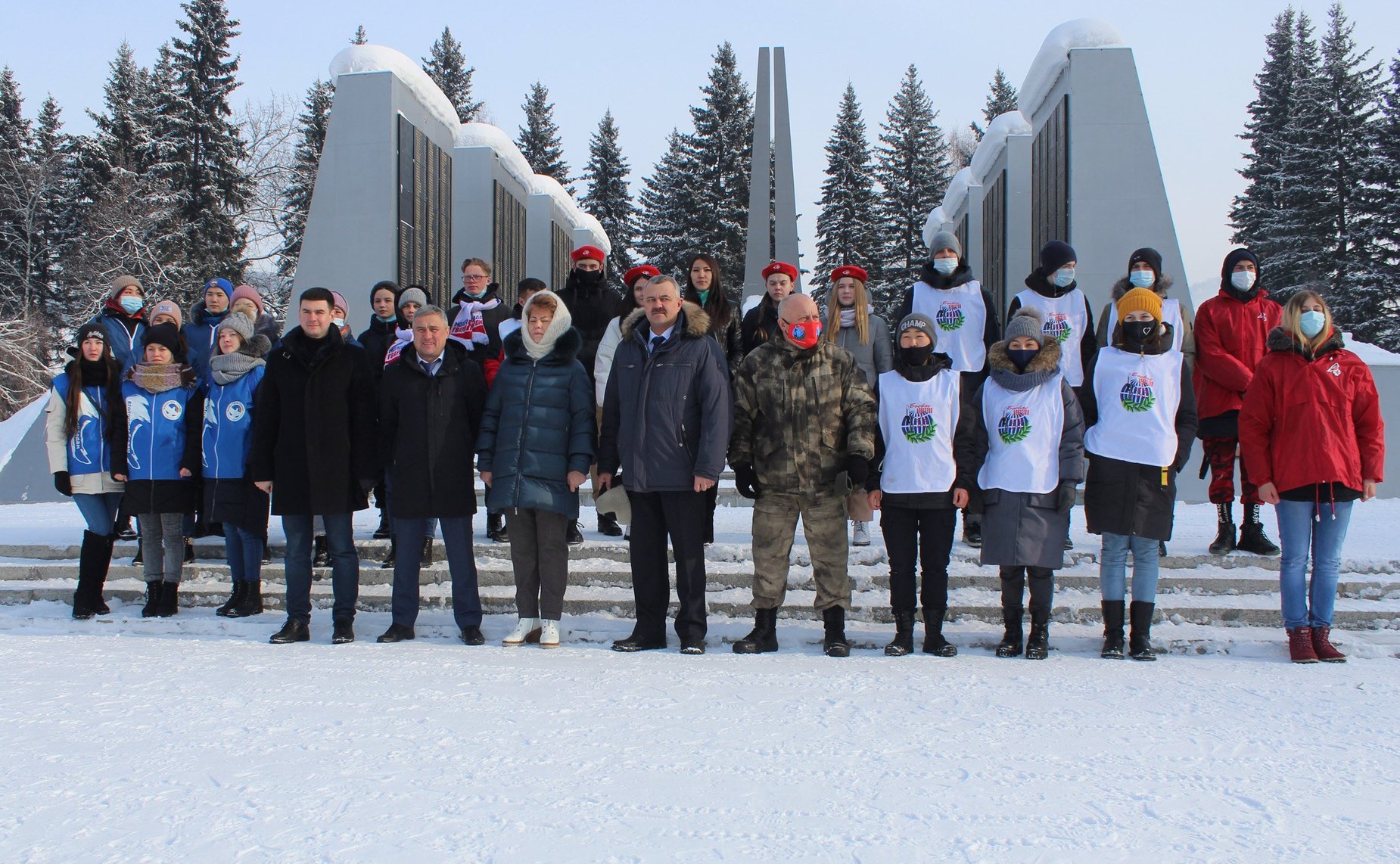 Татьяна Гигель вместе с депутатами республики: и. о. Председателя Государственного Собрания – Эл Курултай Республики Алтай и добровольцами Волонтерского центра возложила живые цветы к Вечному огню