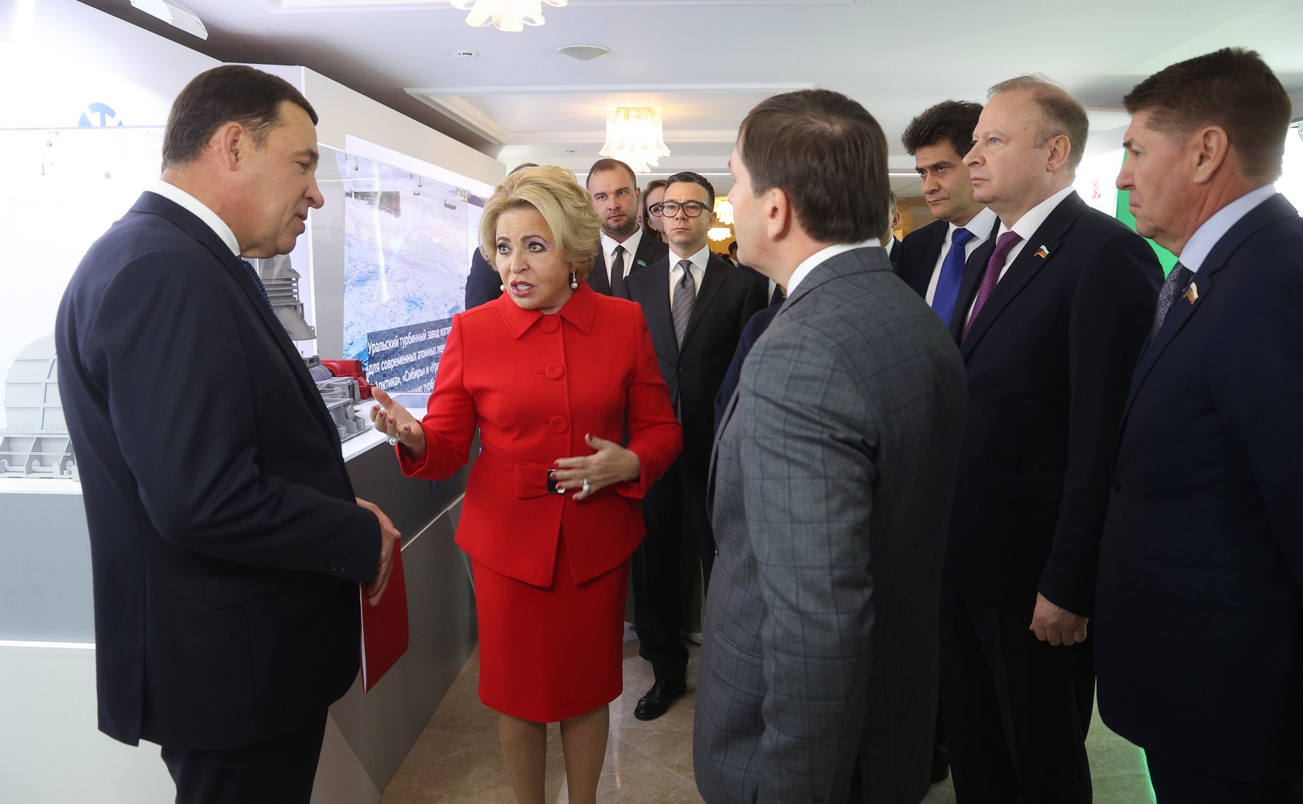 Валентина Матвиенко и Евгений Куйвашев осмотрели выставку, посвященную истории и перспективным направлениям развития Свердловской области