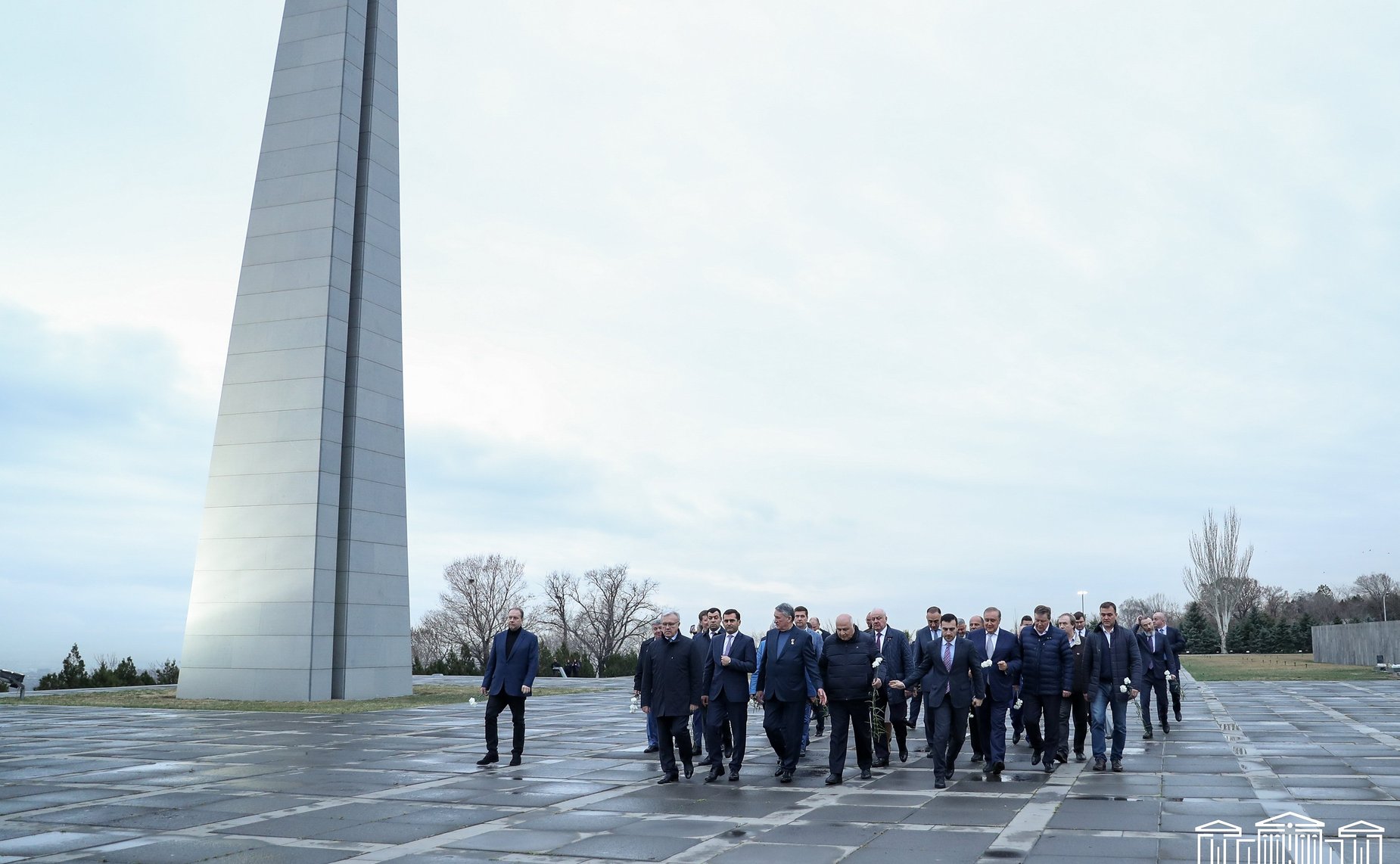 Российская делегация во главе с заместителем Председателя Совета Федерации Юрием Воробьевым передала более 1,5 тысяч учебников для трех армянских школ с обучением на русском языке