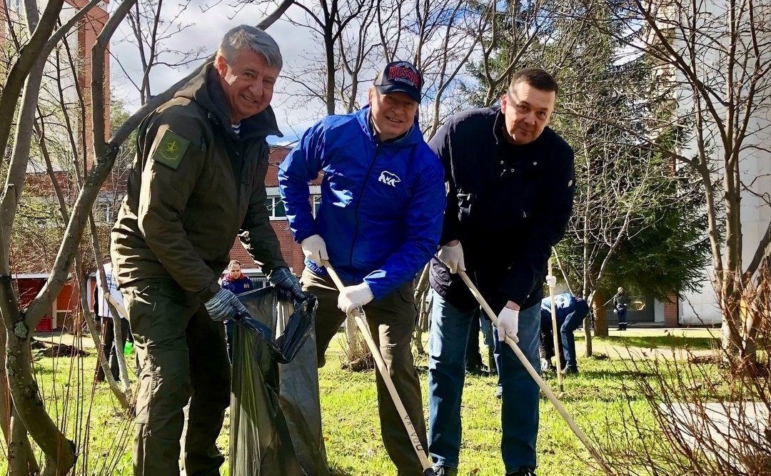 Виктор Шептий принял участие в традиционном весеннем субботнике