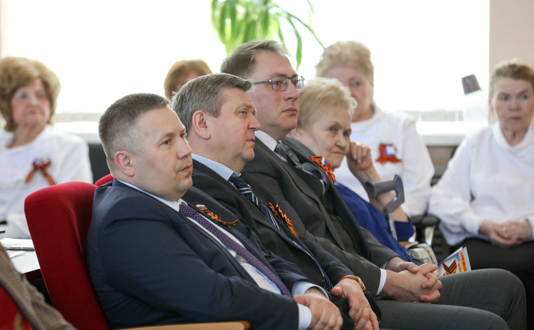 Денис Гусев наградил ветеранов-победителей патриотического конкурса стихотворений о войне