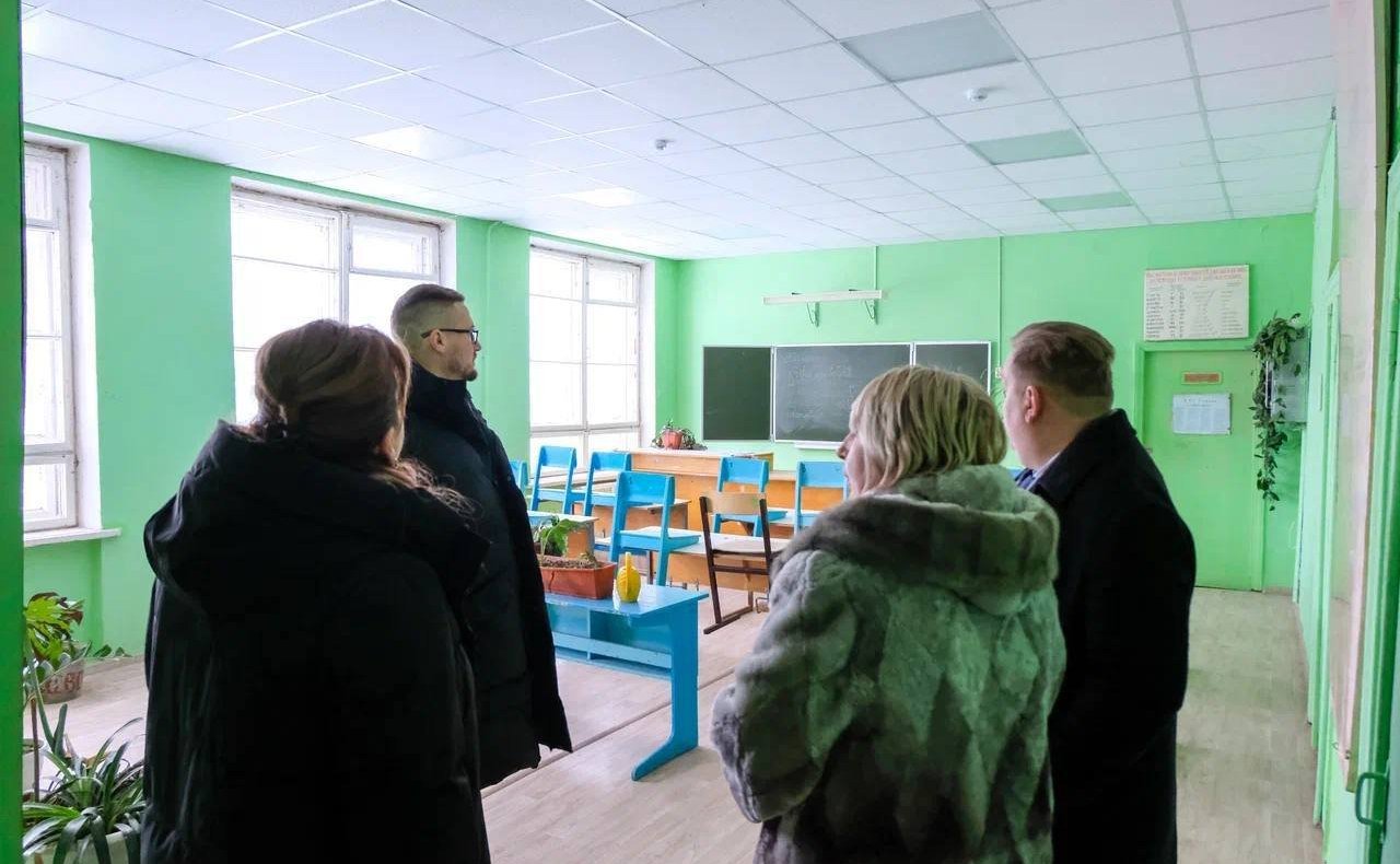 Руслан Смашнёв ознакомился с ходом капитального ремонта крыши в Новосельской средней школе Вяземского района Смоленской области