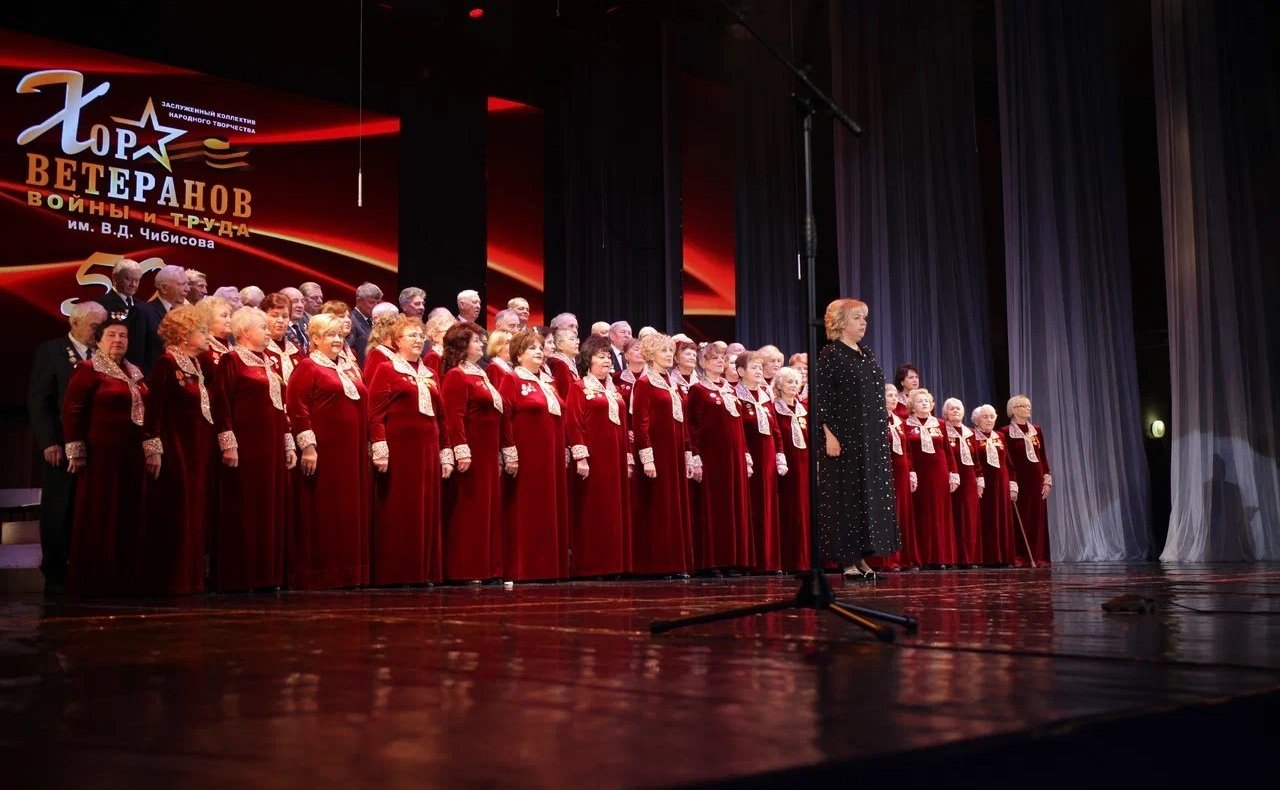 Олег Кувшинников поздравил с полувековым юбилеем хор ветеранов города Череповца