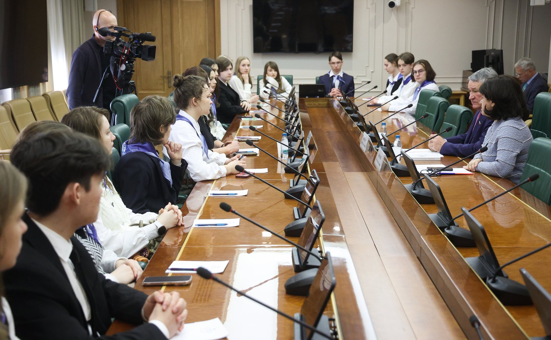 Встреча заместителя Председателя Совета Федерации Юрия Воробьева с учащимися Университетской гимназии МГУ