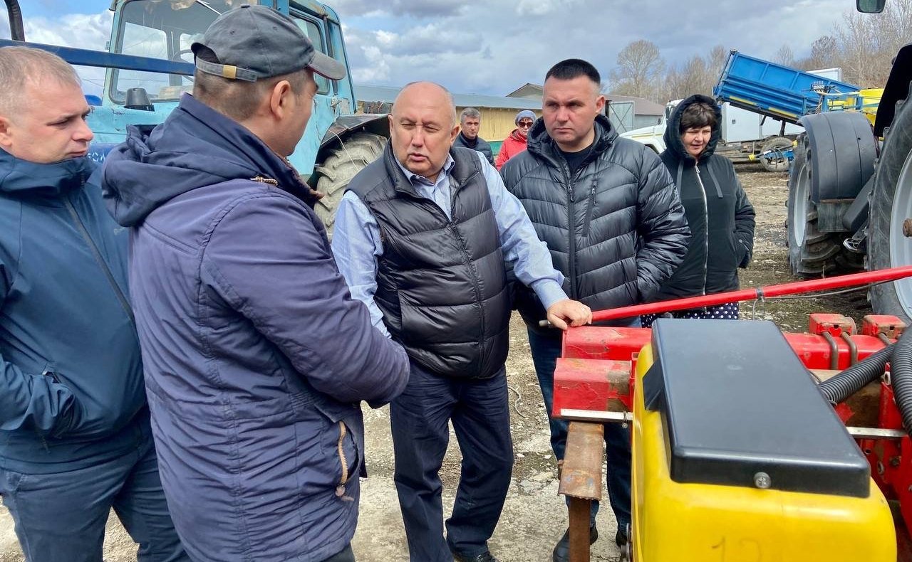 Андрей Базилевский в рамках поездки в регион проконтролировал ход весенних полевых работ в районе имени Лазо