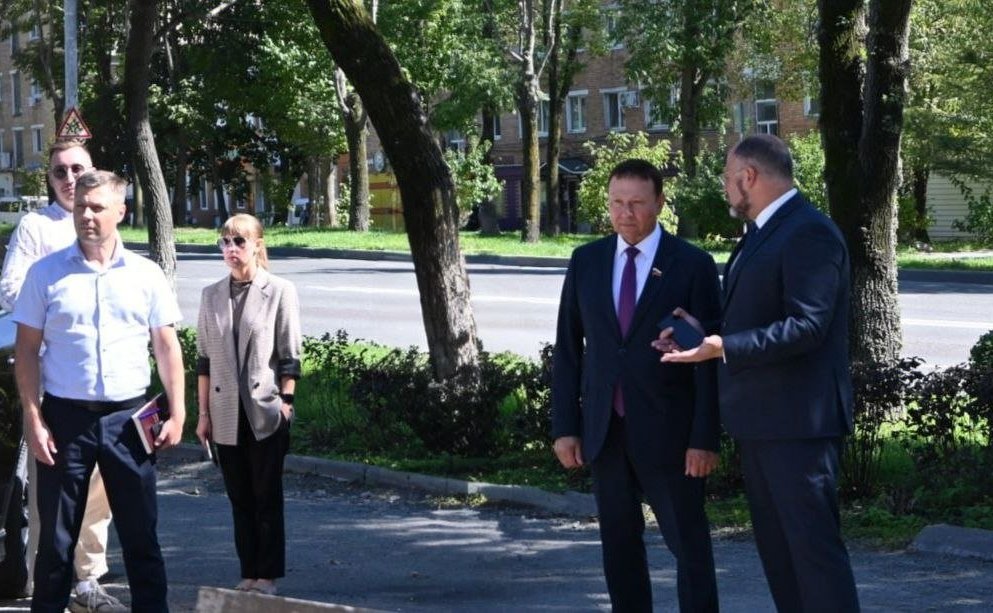 Александр Ролик во время региональной недели провел выездное совещание с главой Владивостока Константином Шестаковым на объектах благоустройства и спорта, построенных в этом году в столице Приморского края